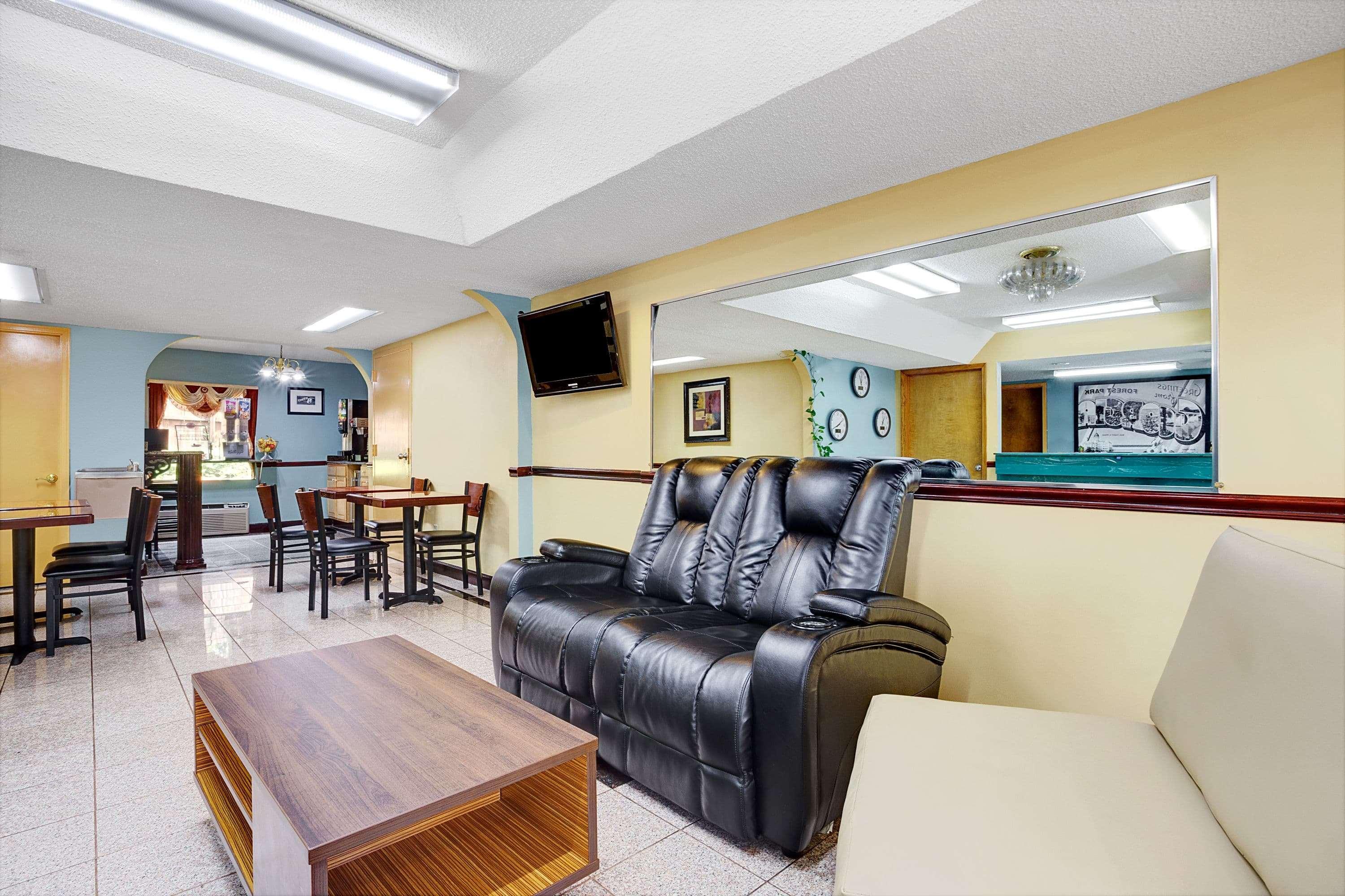 Super 8 By Wyndham Forest Park Bagian luar foto