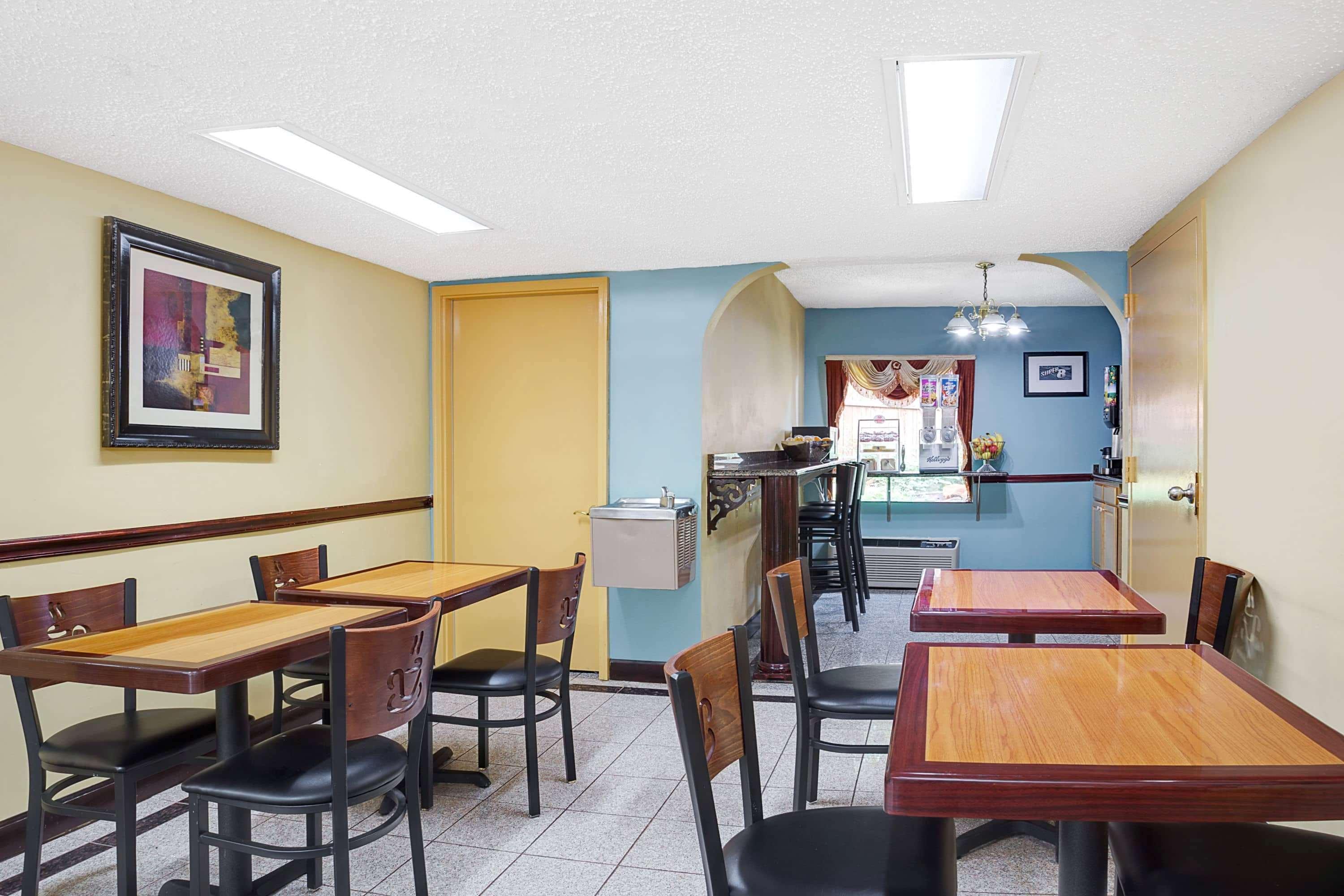 Super 8 By Wyndham Forest Park Bagian luar foto